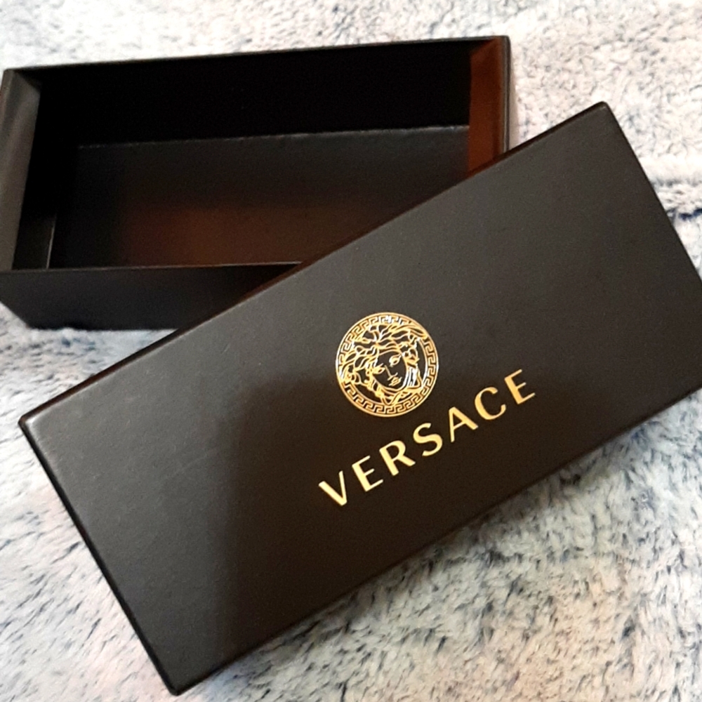 Versace - Picture 2 of 7